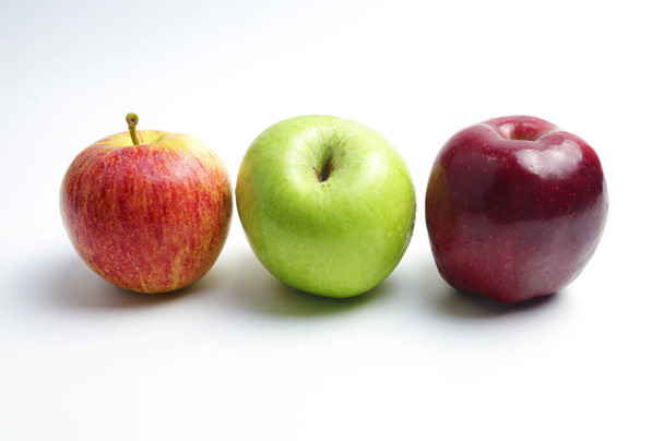 Три кольори яблук на білому тлі
 - Фото, зображення