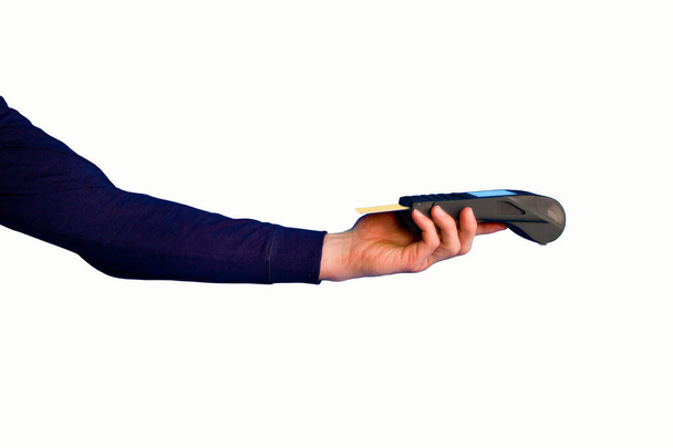 Mannelijke hand met een creditcard betaalterminal op een witte achtergrond - Foto, afbeelding