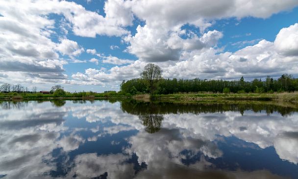 belle scène calme de beau ciel avec cumulus nuages réflexion sur le lac
 - Photo, image