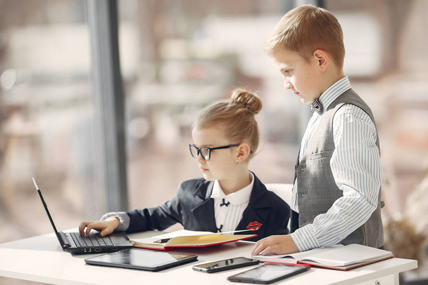 Kinderen op kantoor met een laptop - Foto, afbeelding
