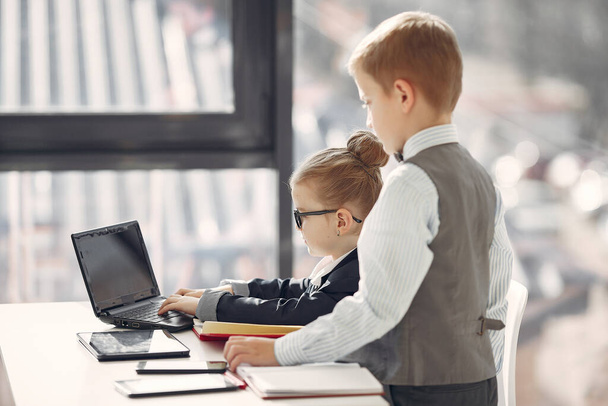 Niños en la oficina con un portátil
 - Foto, Imagen