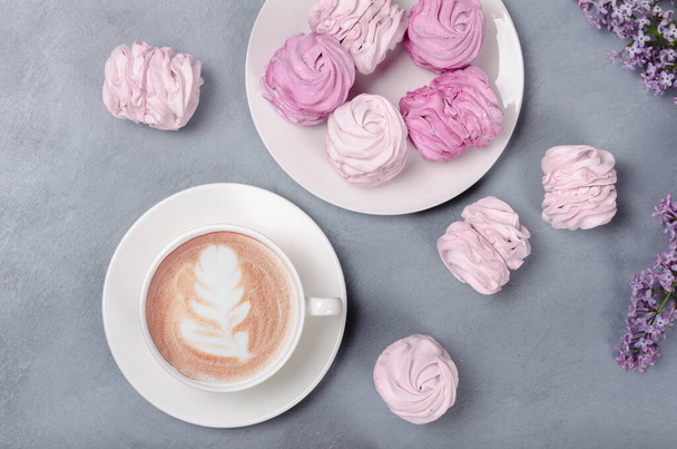 Hot coffee with pink marsmallow on gray background St. Valentine Day concept - Zdjęcie, obraz
