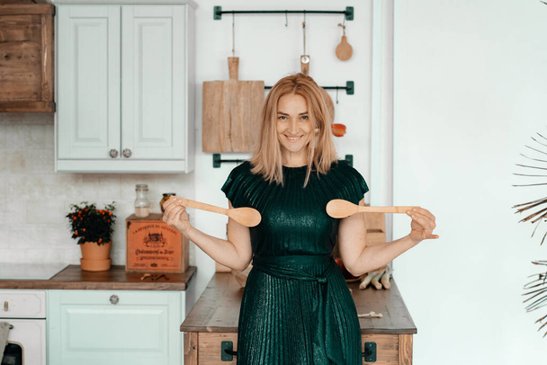 blond woman posing in kitchen - Zdjęcie, obraz