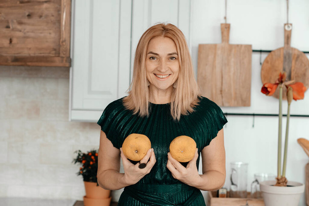 blond woman posing in kitchen - Фото, зображення