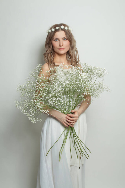 Attractive woman in white dress portrait - Fotografie, Obrázek