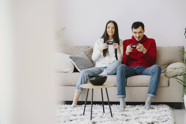 Couple at home playing in a video games - Foto, immagini