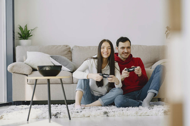 Couple at home playing in a video games - Foto, Imagen