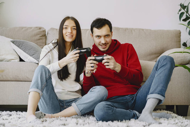 Paar thuis spelen in een videospelletjes - Foto, afbeelding
