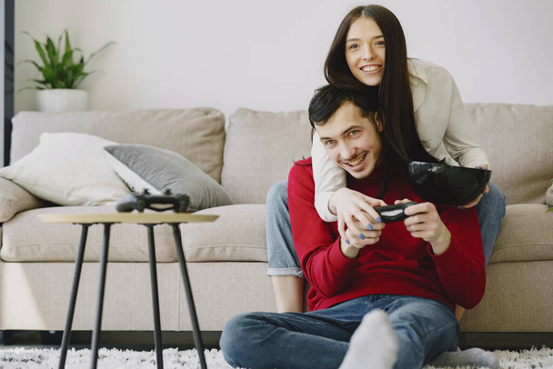 Couple at home playing in a video games - Fotoğraf, Görsel