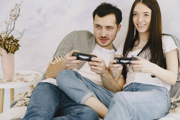 Couple at home playing in a video games - Foto, Bild