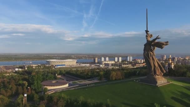 Letecký pohled na sochu The Motherland Calls, Volgograd - Záběry, video