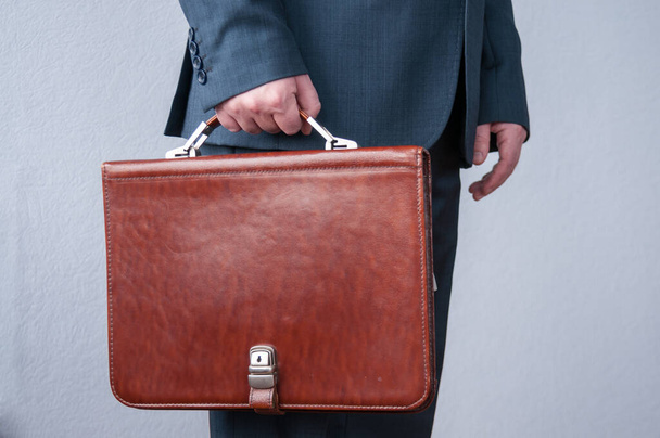A man in a suit holding a briefcase - Φωτογραφία, εικόνα