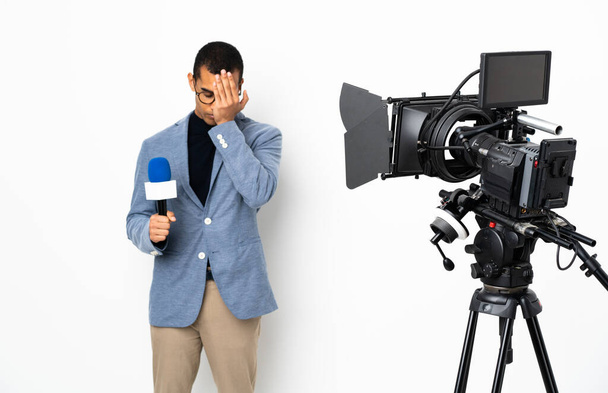 Reporter Afroamerykanin trzyma mikrofon i relacjonuje wiadomości na białym tle ze zmęczonym i chorym wyrazem twarzy. - Zdjęcie, obraz