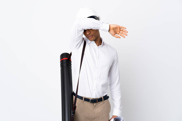 Афроамериканський архітектор з шоломом і візерунками на ізольованому білому фоні закриває очі руками - Фото, зображення