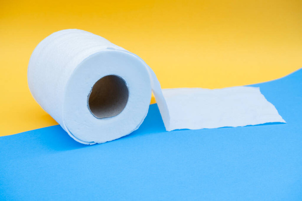 Toiletpapier roll voor schoon te vegen Persoonlijk sanitair papier. - Foto, afbeelding