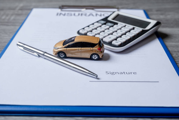 Auto con calcolatrice e penna sui documenti assicurativi. Concetto assicurazione auto
. - Foto, immagini