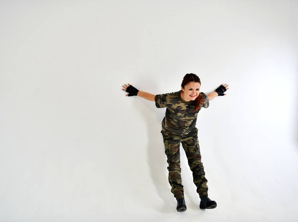 Sodat dziewczyna w mundurze kamuflażu pozowanie na białym tle - Zdjęcie, obraz