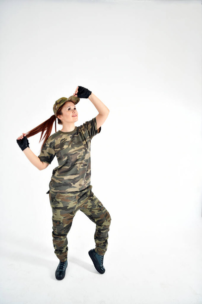 Sodat dívka v maskovací uniformě s pistolí pózující na bílém pozadí - Fotografie, Obrázek