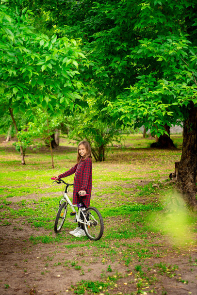 dziewczyna z rowerem w Spring Park.  - Zdjęcie, obraz