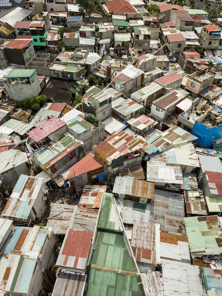 Blech und hohle Barackenhäuser in einem Armenviertel in Manila. - Foto, Bild