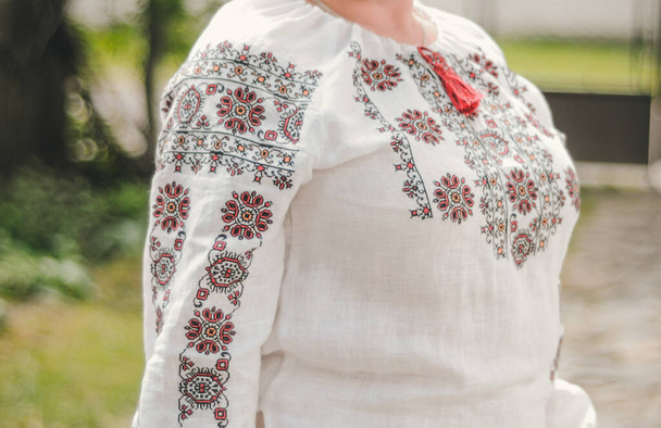 Ukraińskie kobiety w narodowej odzieży o nazwie vyshyvanka (haftowana koszula) - Zdjęcie, obraz