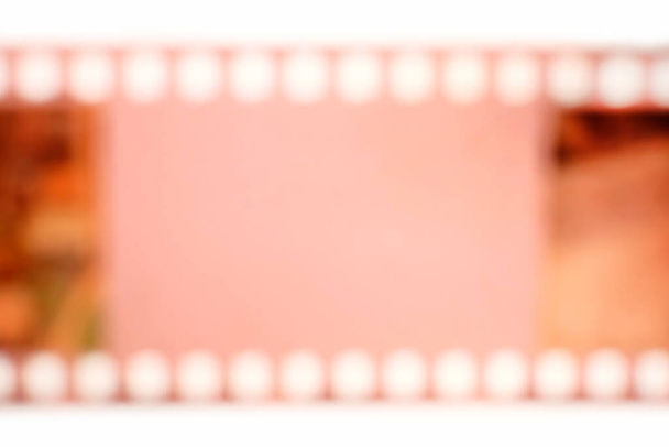 Analoger Farbfilm in Unschärfe mit einem Copy-Paste-Bereich für Text in der Mitte. Verschwommener leerer Kleinbild-Filmrahmen.  - Foto, Bild