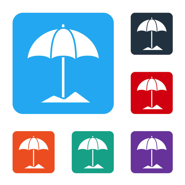 Bílý sluneční ochranný deštník pro plážové ikony izolované na bílém pozadí. Velký slunečník pro venkovní prostor. Plážový deštník. Nastavit ikony v barevných čtvercových tlačítcích. Vektorová ilustrace - Vektor, obrázek