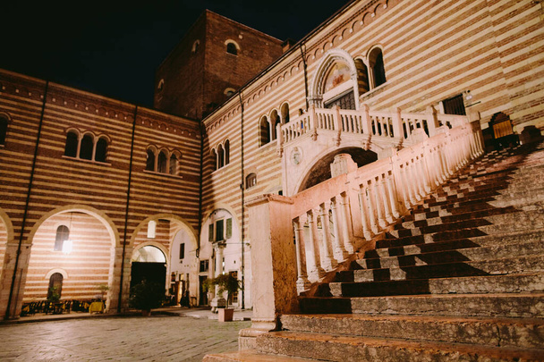 Вечерние итальянские улицы в Вероне. Древние здания и старинные городские улицы Италии - Фото, изображение