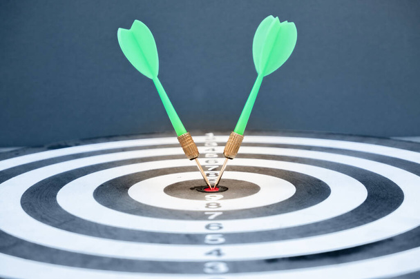 The arrow in the middle of the dartboard Demonstrate the concept of a successful business goal. - Photo, Image