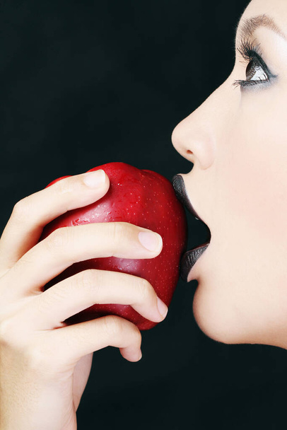 Woman eating apple, studio shot - Фото, зображення