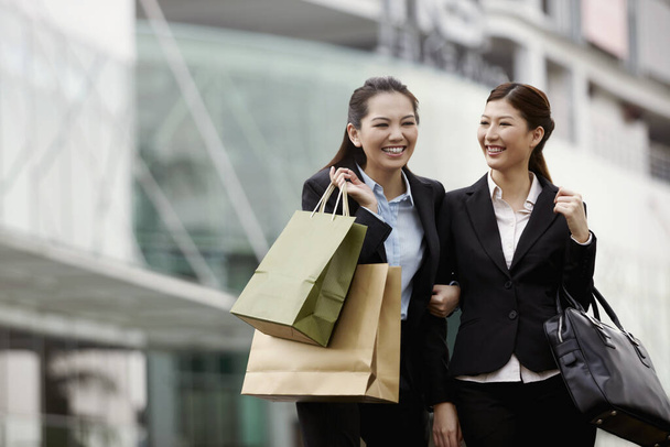 Businesswomen outdoors with shopping bags - Foto, imagen