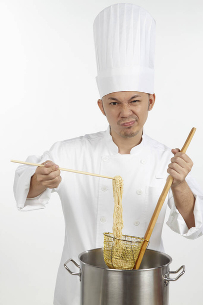 Asian chef preparing noodles - Foto, Bild