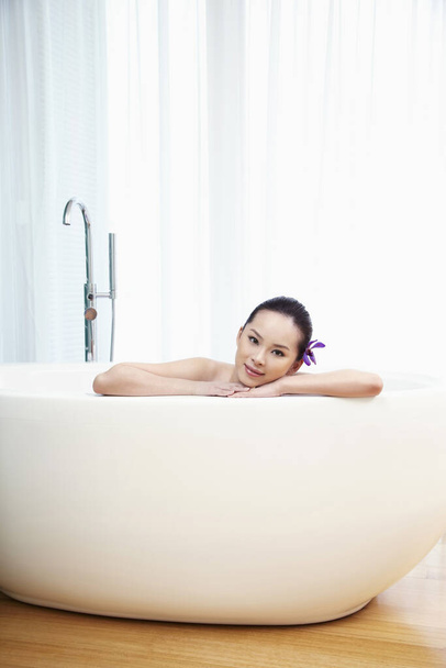 Woman relaxing in bathtub - Фото, зображення