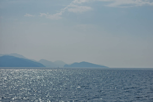 blauwe silhouetten van bergen aan de Egeïsche Zee - Foto, afbeelding