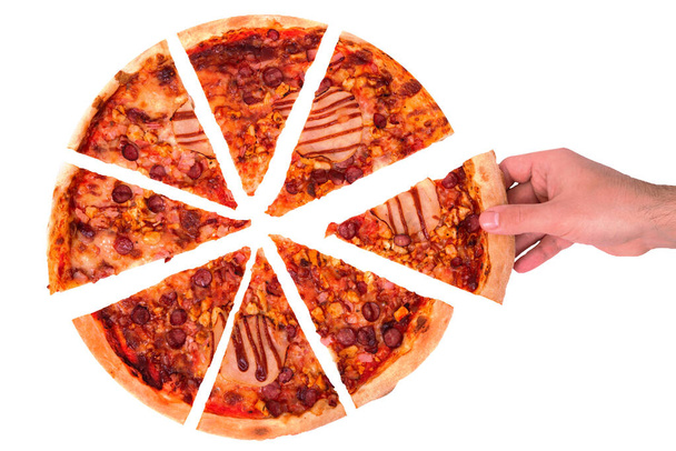Hand eines Mannes nehmen Sie ein Stück BBQ-Pizza mit Schinken, BBQ-Sauce, Speck und Salami, Draufsicht, isoliert auf weißem Hintergrund - Foto, Bild