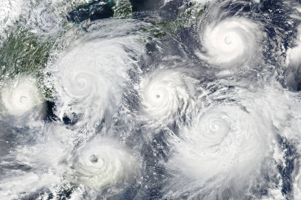 Зіткнення з багатьма ураганами. Елементи цього зображення, надані НАСА.. - Фото, зображення