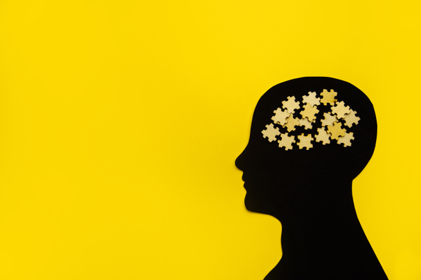 Символ розладу мозку, представлений людською головою, зроблений папером форми. Творча ідея хвороби Альцгеймера, деменції, втрати пам'яті та концепції психічного здоров'я
. - Фото, зображення