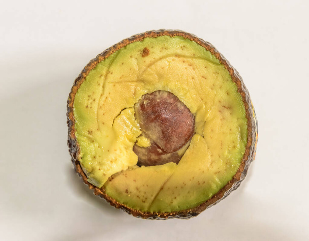 Mezzo avocado fresco pronto per essere ingrediente culinario
 - Foto, immagini