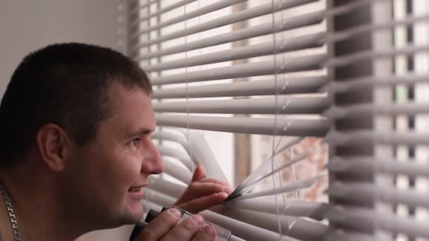 Un hombre pervertido mira por la ventana a través de los prismáticos
 - Metraje, vídeo