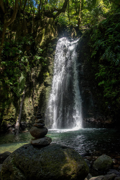 caminhar e descobrir o prego salto cachoeira na ilha de são Miguel, Açores, Portugal
. - Foto, Imagem