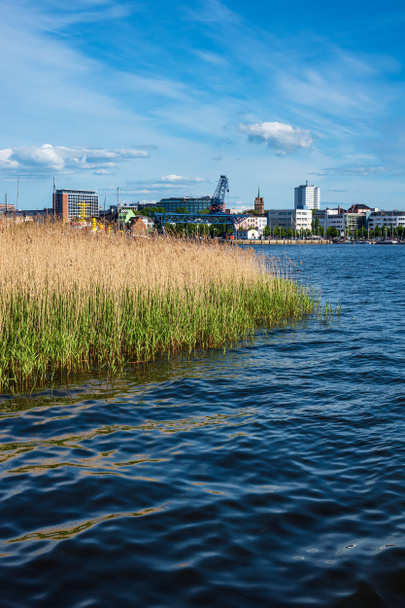 Vista sobre el río Warnow a la ciudad hanseática Rostock, Alemania. - Foto, imagen