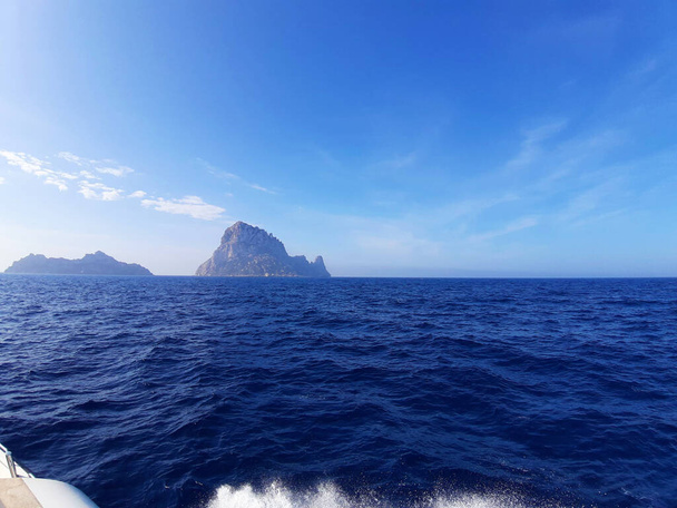 Es Vedra naturalista tengeri panorámája az Ibiza tengerében Cala d 'Hortból a baleári szigeteken. - Fotó, kép