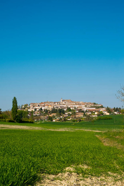 Vista da pitoresca Monflanquin, Lot-et-Garonne, França. Monflanquin é membro da associação "Les Plus Beaux Villages de France"
. - Foto, Imagem