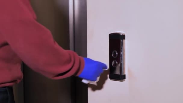 käsine mies painaa hissin puhelun painiketta - Materiaali, video