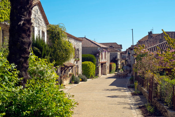 Egy csendes festői utcában Pujols, Lot-et-Garonne, Franciaország. Ez a történelmi falu tagja a "Les Plus Beaux Villages de France" egyesületnek.. - Fotó, kép