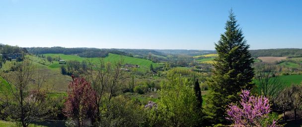 Panoramablick vom Belverdere, Pujols, Lot-et-Garonne, Frankreich. Diese historische befestigte Dorffestung ist jetzt Mitglied des Vereins "Les Plus Beaux Villages de France". - Foto, Bild