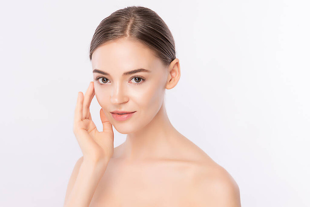 Piękna młoda kobieta dotykając jej czystą twarz ze świeżej zdrowej skóry, izolowane na białym tle, Kosmetyki kosmetyczne i twarzy leczenie Concept - Zdjęcie, obraz