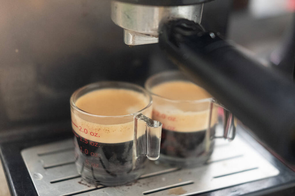 Dvojí espresso je vyrobeno z komerčního stroje, mělká hloubka pole. - Fotografie, Obrázek