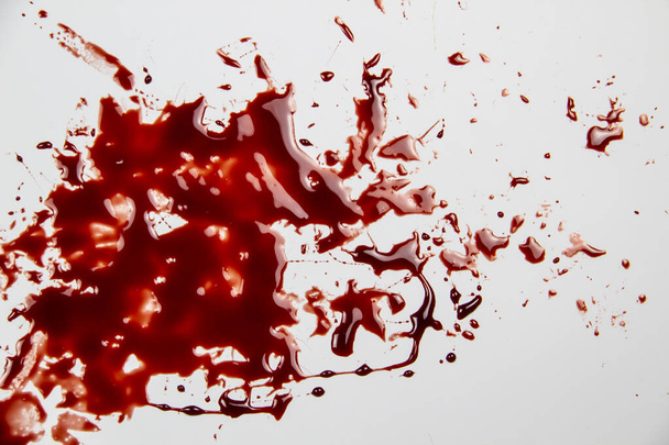 Vér a fehér háttéren. Véres minta. A vér fogalmait fel lehet használni a tervezésben. - Fotó, kép