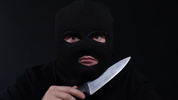 Ένας εγκληματίας με μάσκα με μαχαίρι. - Πλάνα, βίντεο